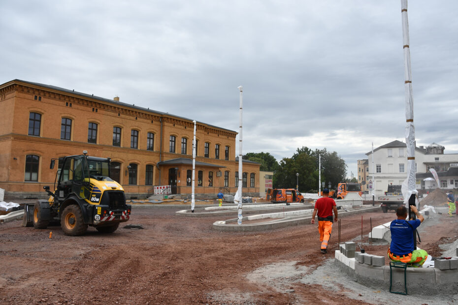 Der Wolmirstedter Bahnhofsvorplatz und der Busbahnhof werden noch bis Anfang Oktober 2026 ertüchtigt.