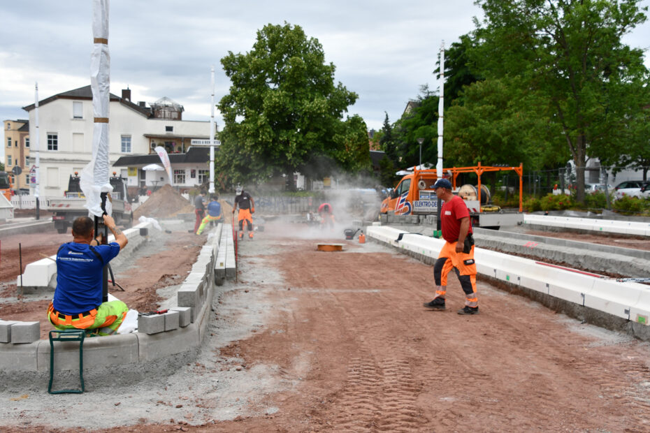Mitarbeiter verschiedener Firmen sanieren derzeit den Busbahnhof